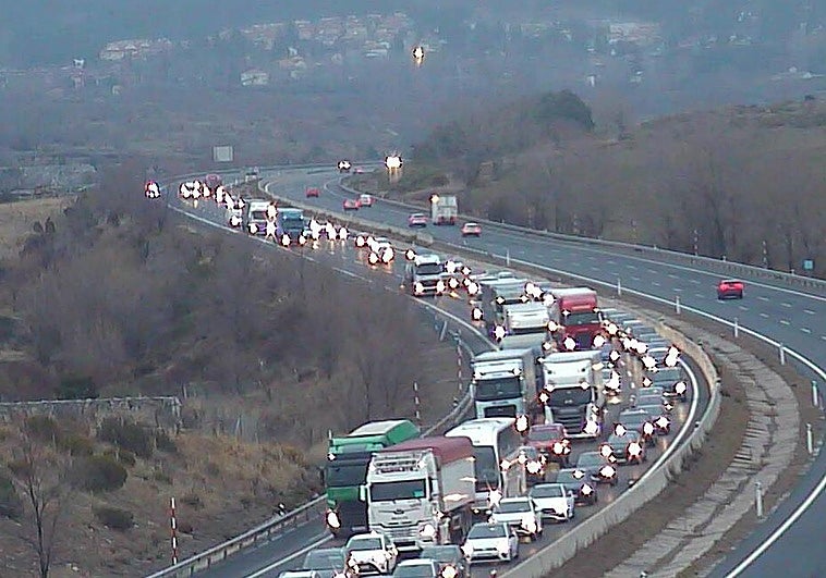 El incendio de un camión provoca kilómetros de atascos en la AP-6 en Segovia